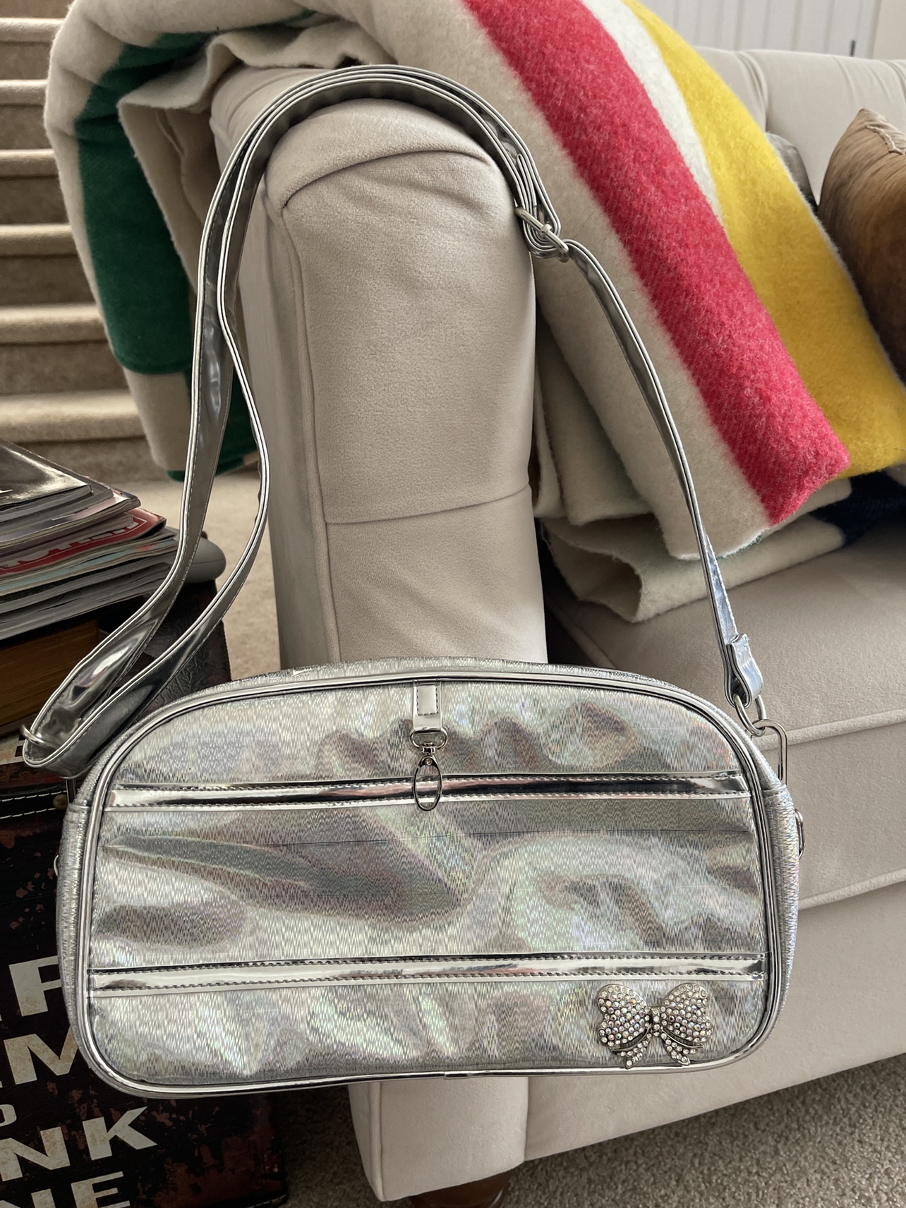 Cheer shoe carrier image indicator(2)