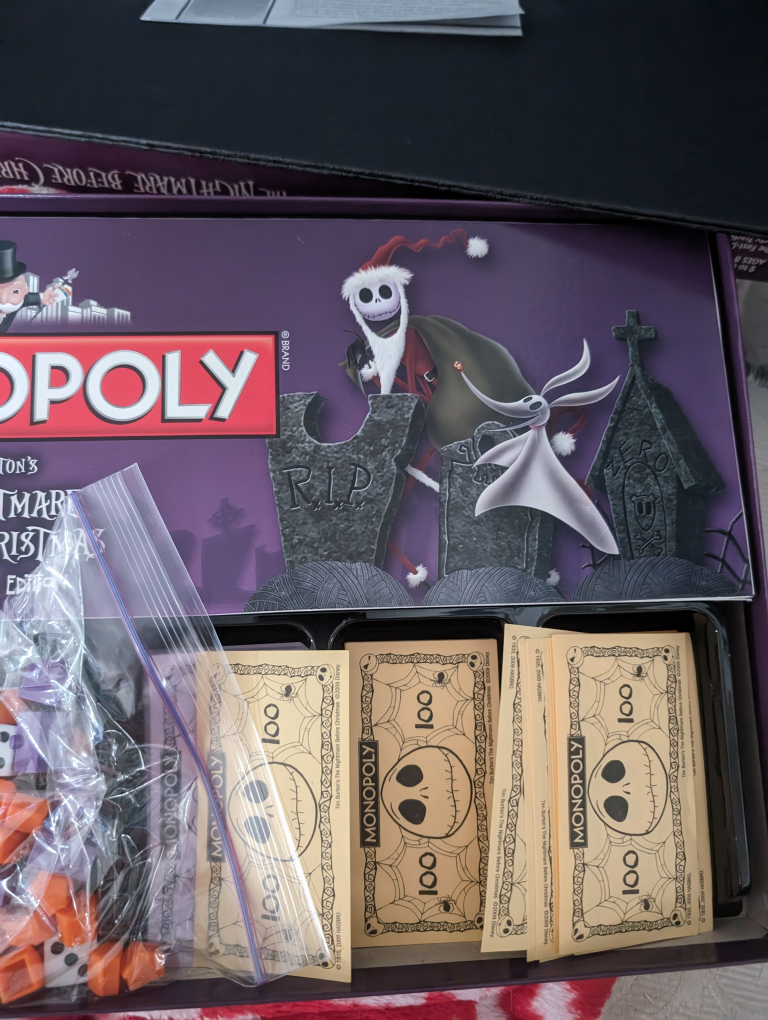 Tim Burton's The nightmare before Christmas  Monopoly set image indicator(7)