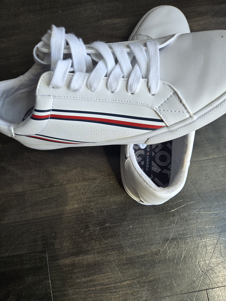 Tommy Hilfiger image indicator(2)