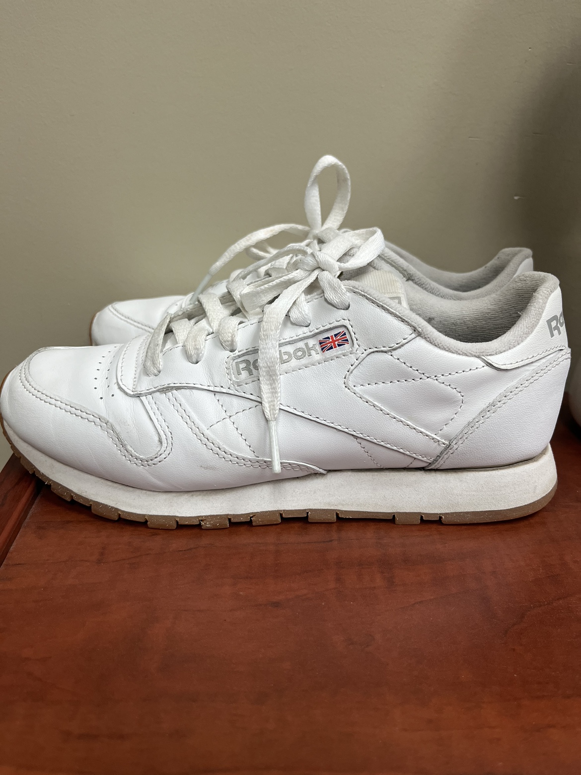 Reebok Classic Leather Sneaker - Size 6.5 image indicator(2)