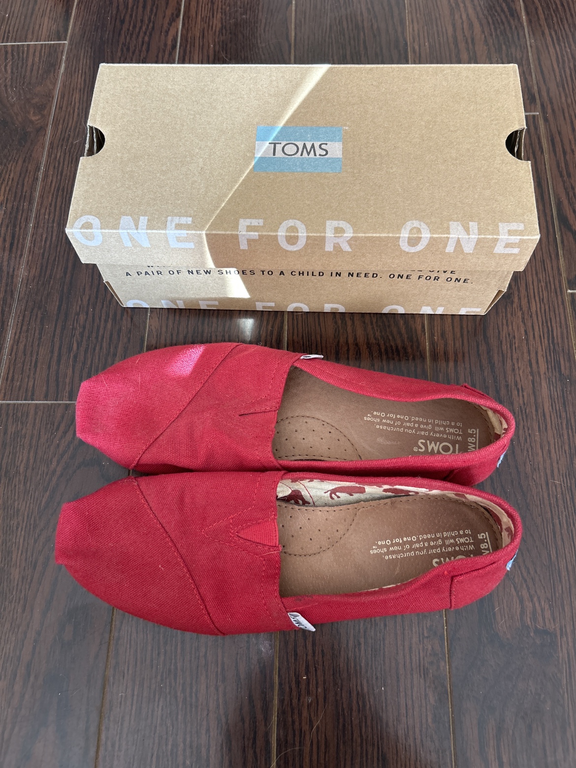 TOMS Classic Canvas Shoes in Red image indicator(2)