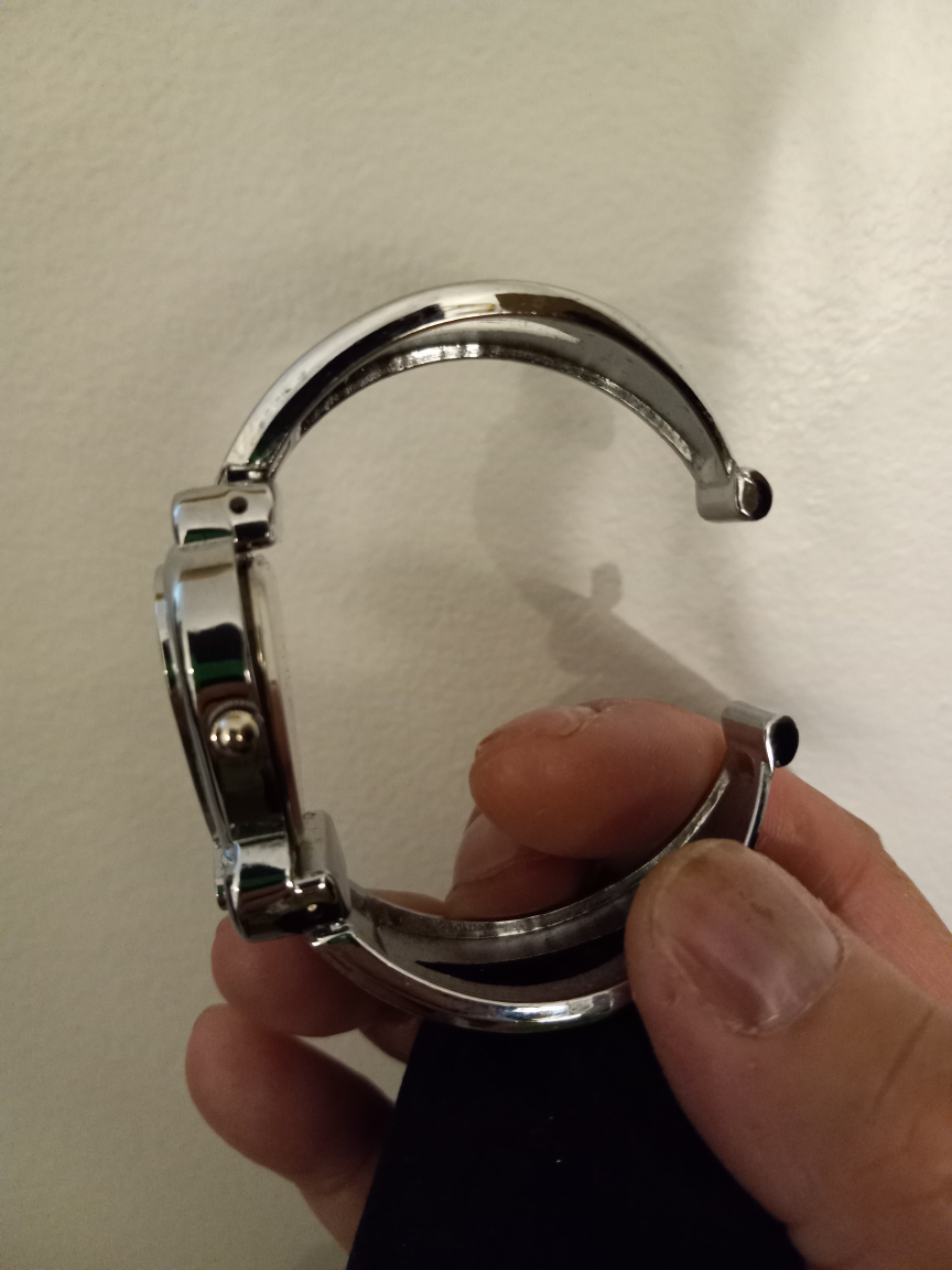 quartz cuff watch (new,) image indicator(4)