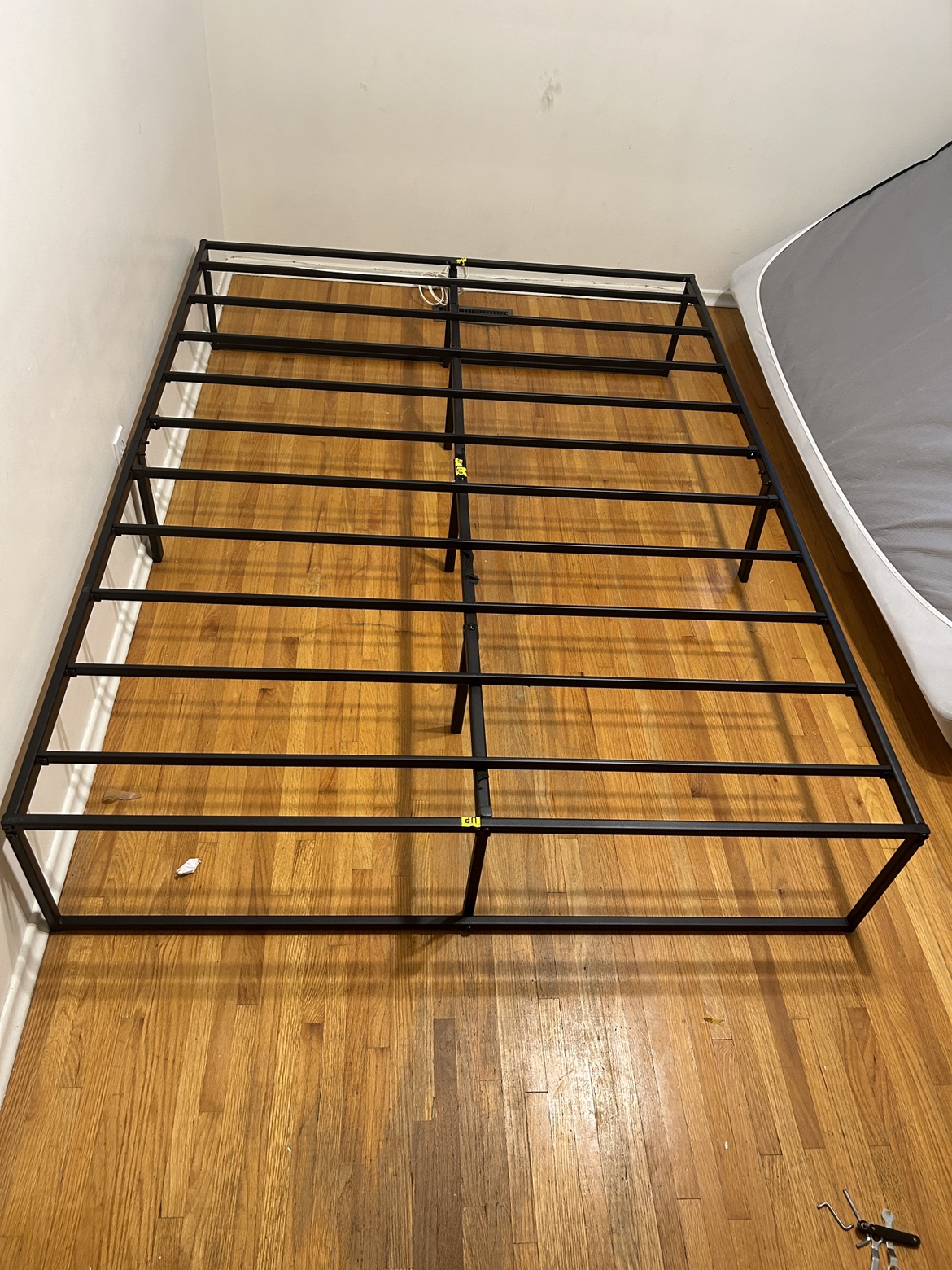Queen metal bed frame - photo 2