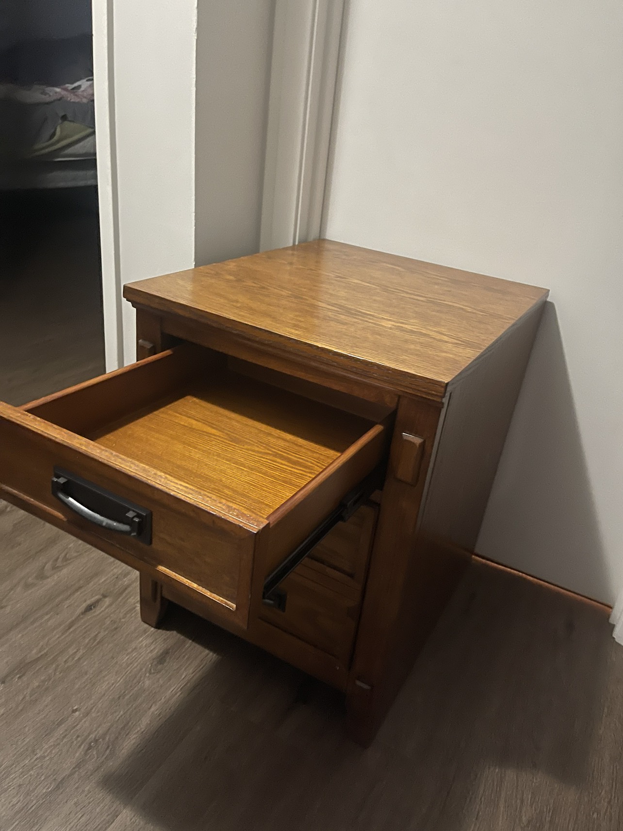 bedside table - photo 4