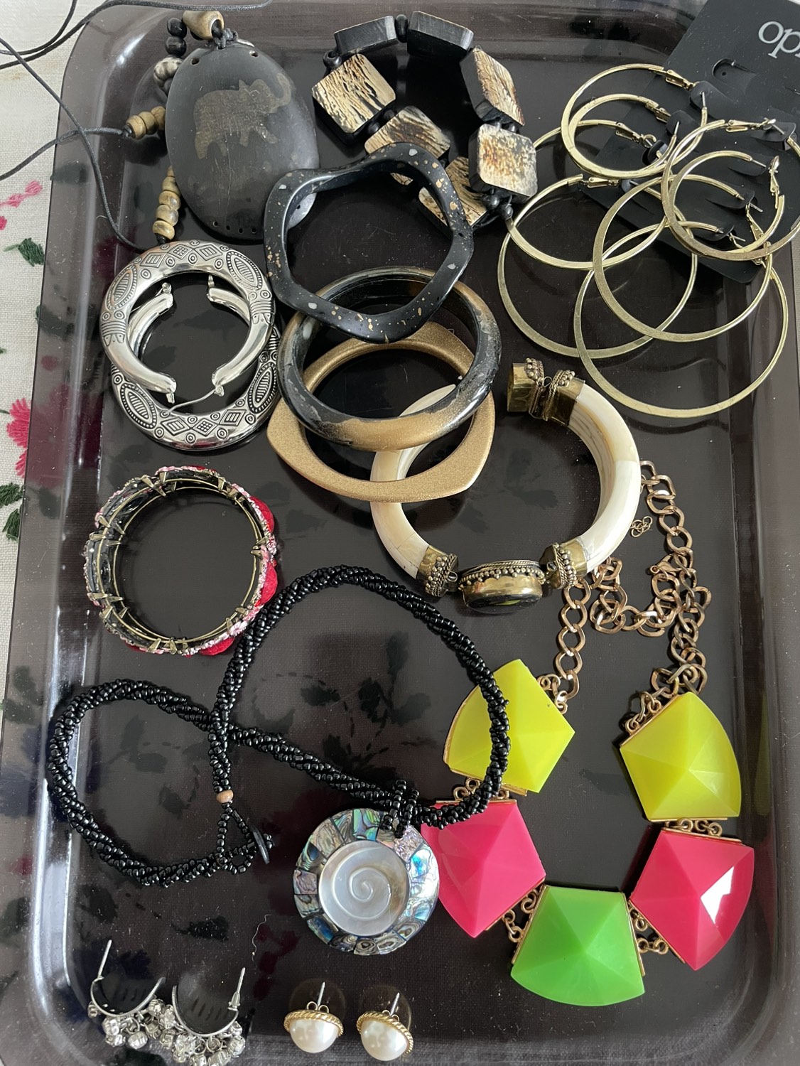 Tray of costume jewelry - photo 2
