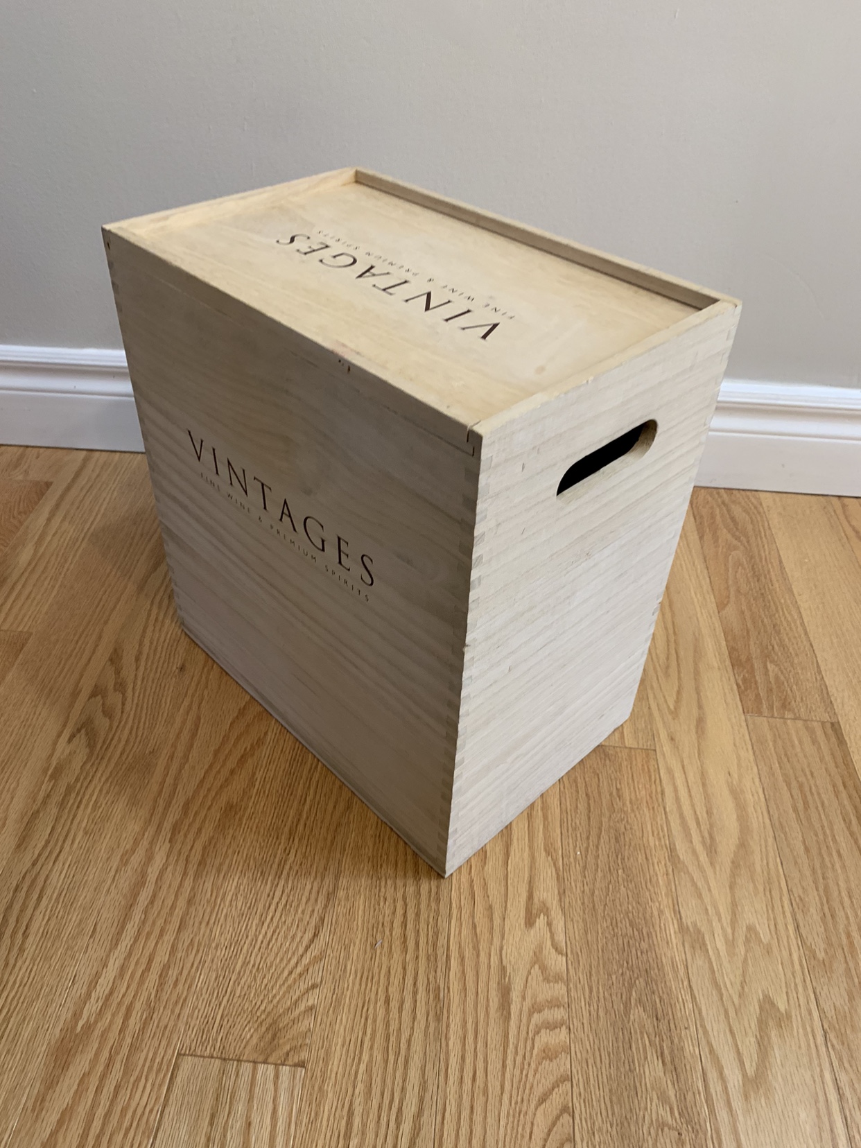 LCBO Vintages 6 Bottle Wine Crate image indicator(8)