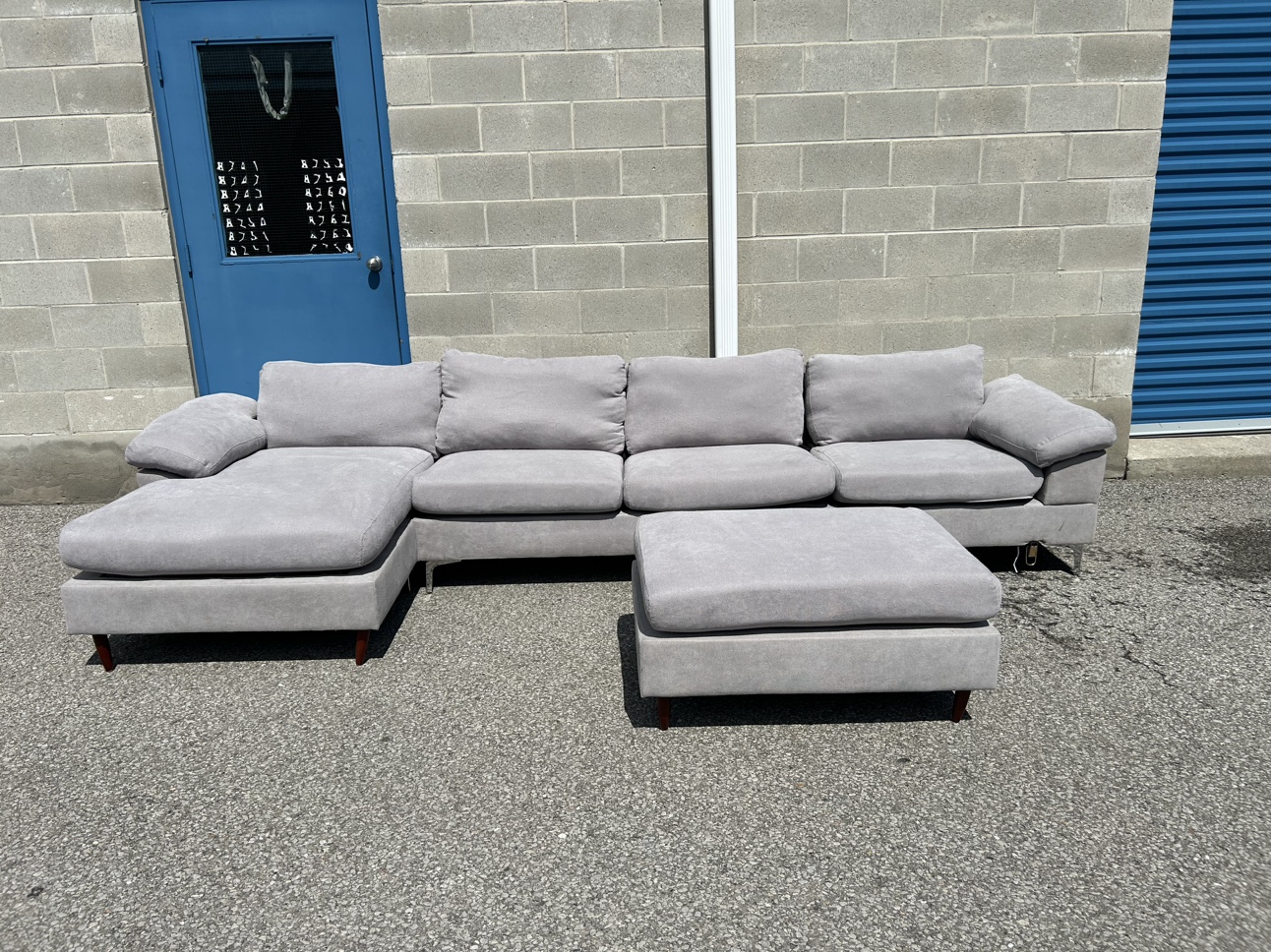 FREE DELIVERY• LARGE GREY SECTIONAL COUCH SET / SOFA w/ OTTOMAN