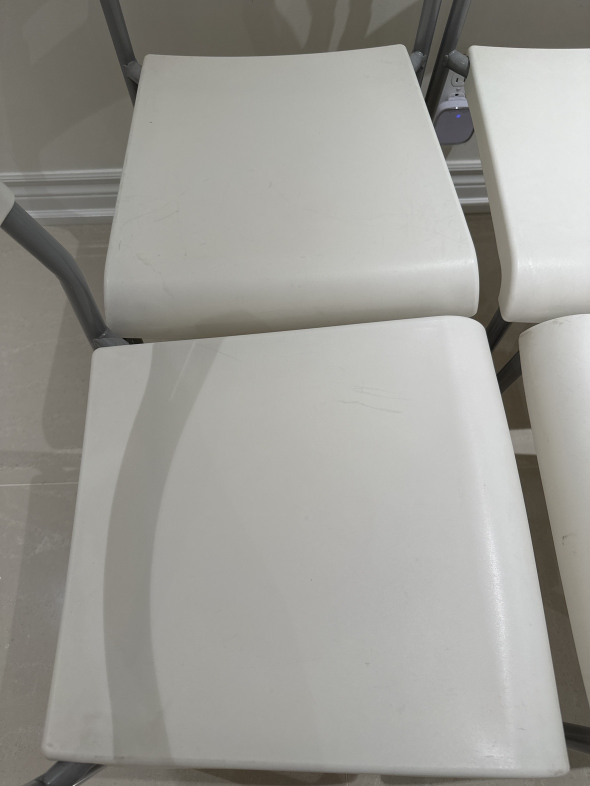 4 white plastic chairs - photo 3