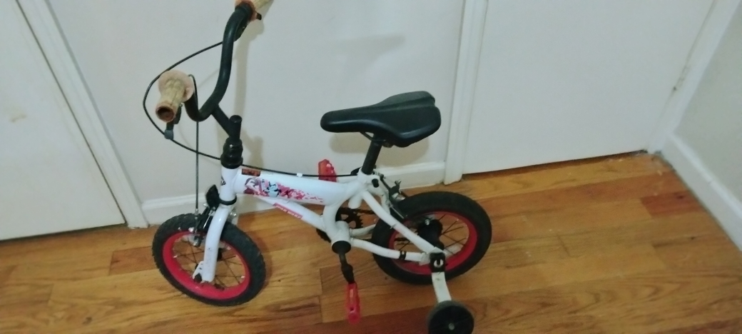 Kids bike for sale like new with training wheels.