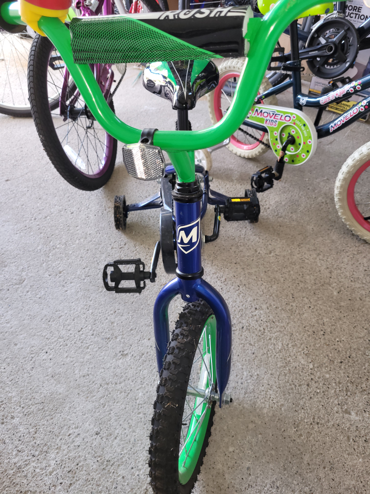 Boys Bike with Training Wheels image indicator(2)