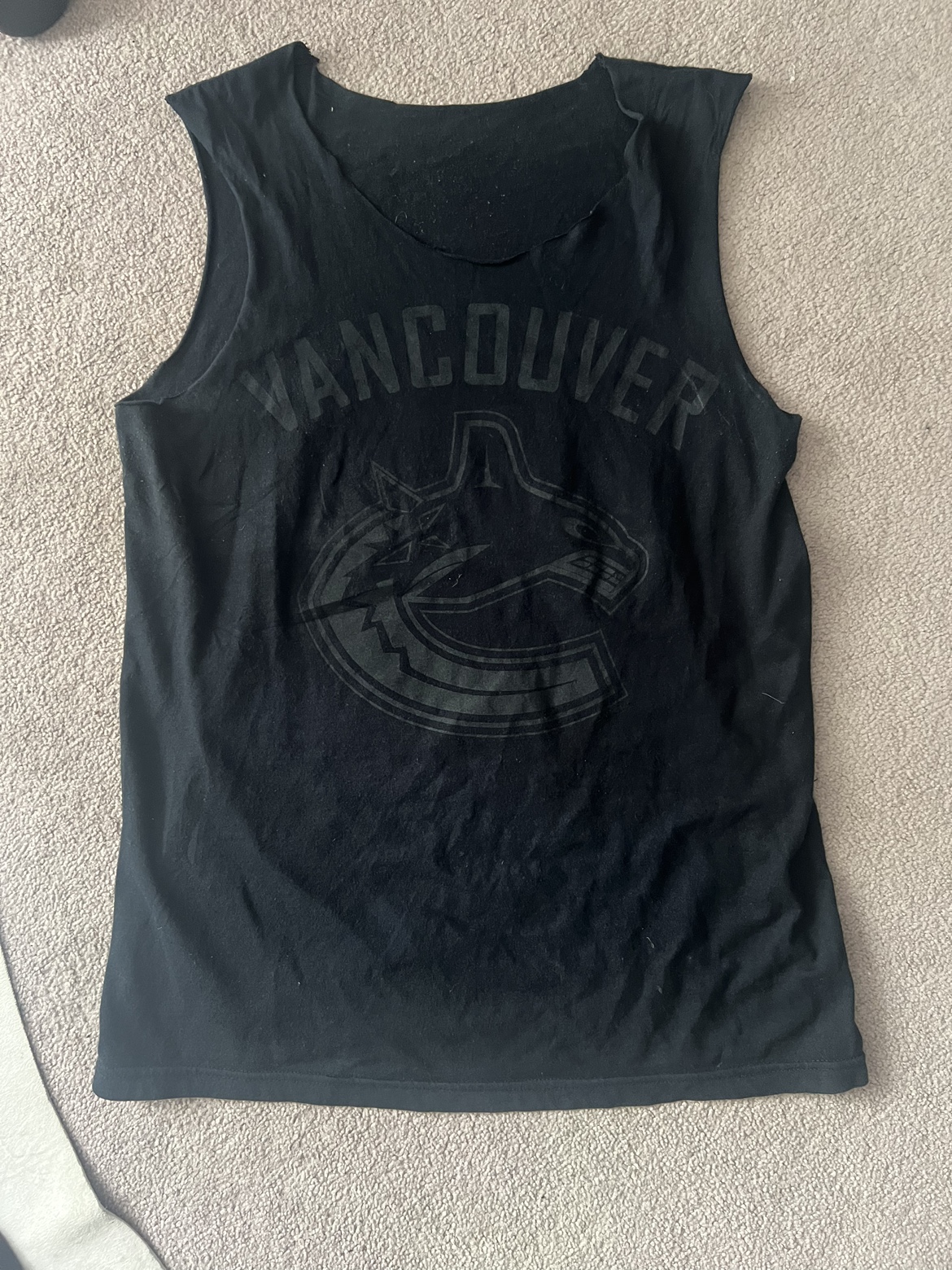 Canucks orca shirt women’s M thumbnail