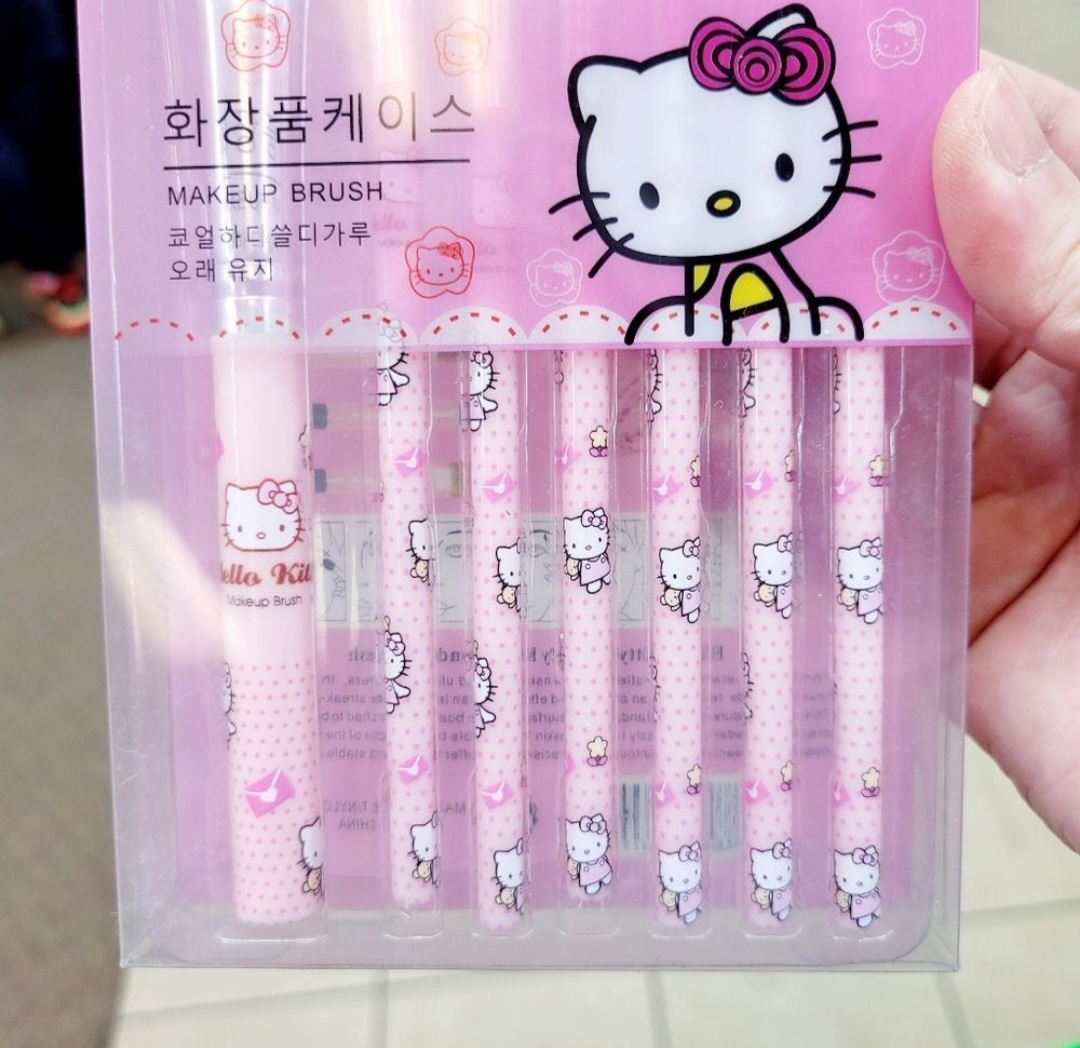 Brand New Hello Kitty Set Of 7 Makeup Brushes image indicator(5)