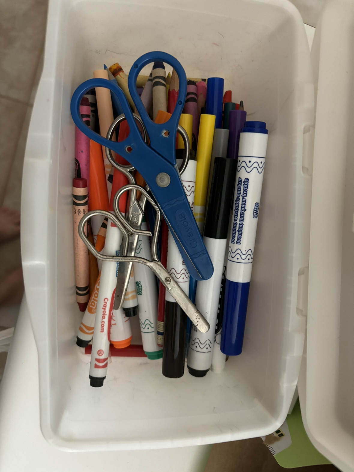 Small bin of art/colouring supplies
