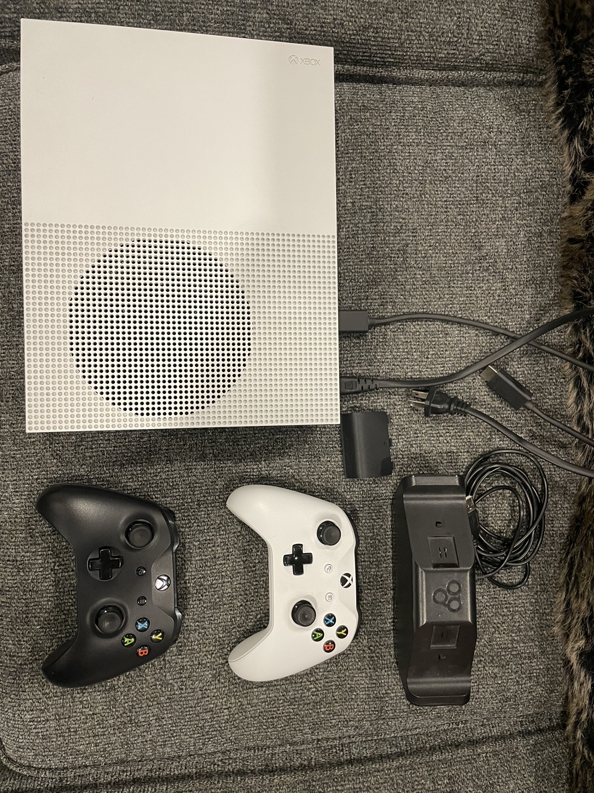 Xbox One S 500GB, 2 controllers.charging dock,7 games. - photo 2
