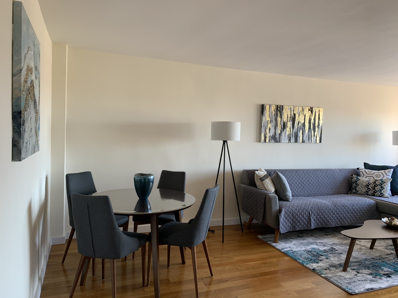 Round 4-Seat Dining Table - photo 2