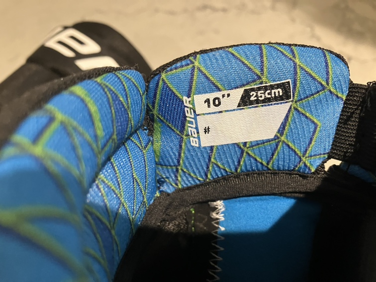 Kids hockey gloves image indicator(2)