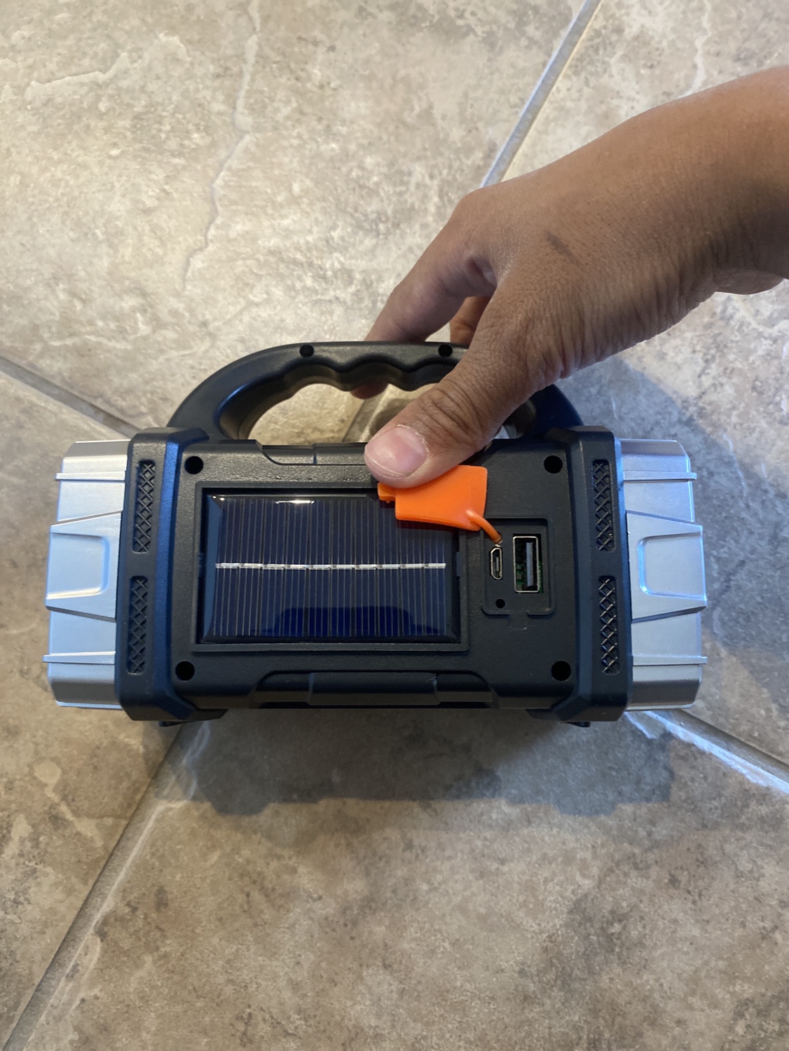 Flashlight including Charging Port for Phones 📱 - photo 2