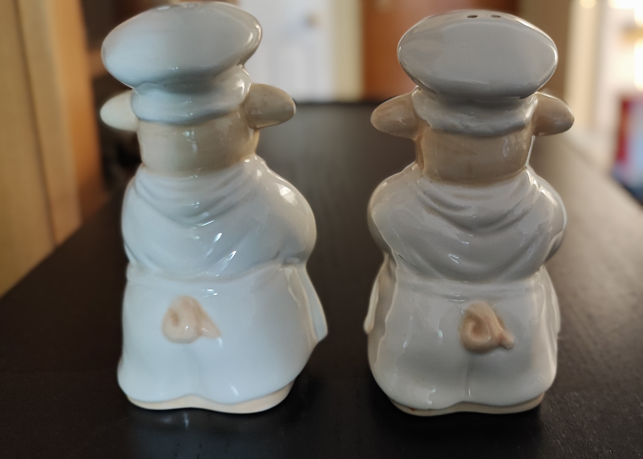 Salt and pepper table jars image indicator(2)