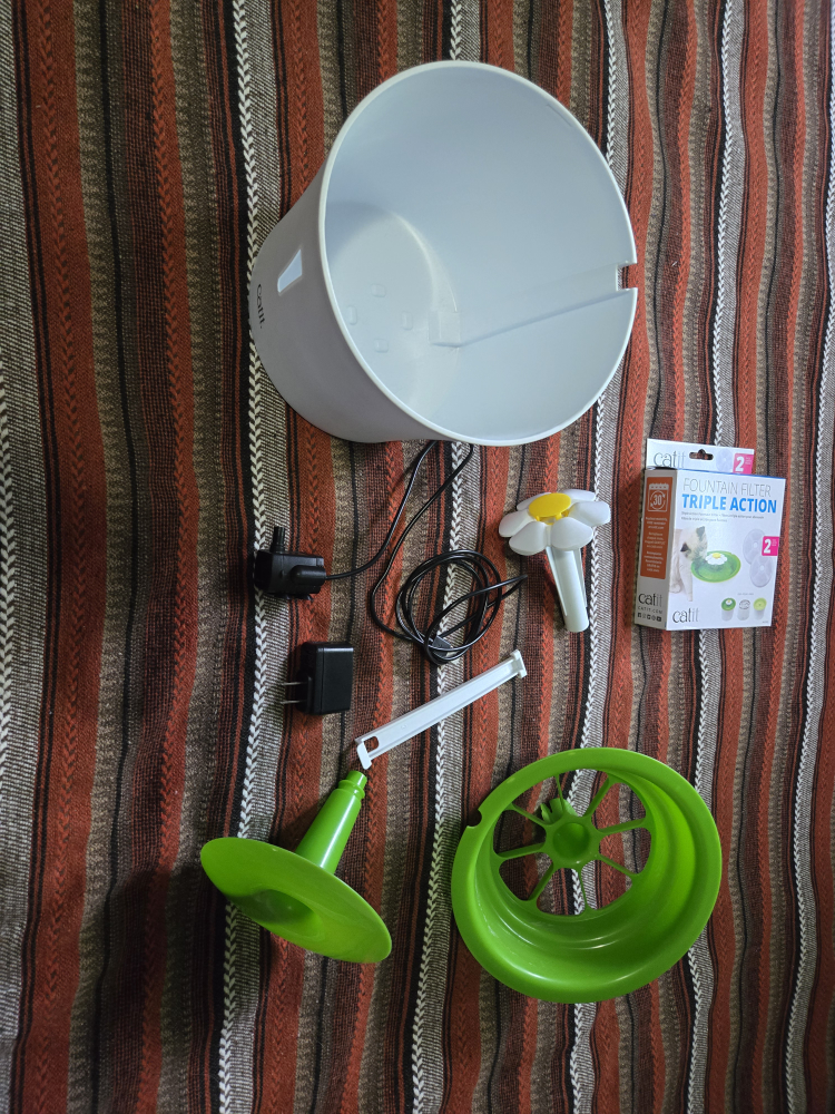 Cat water fountain w/filters (Catit) - photo 2