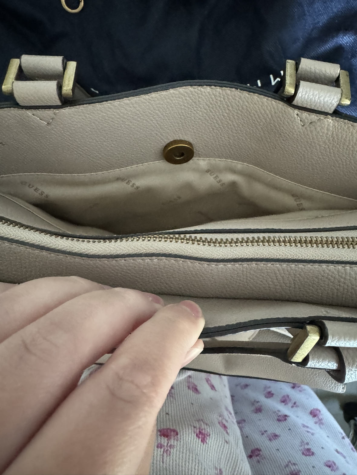 Guess handbag image indicator(3)