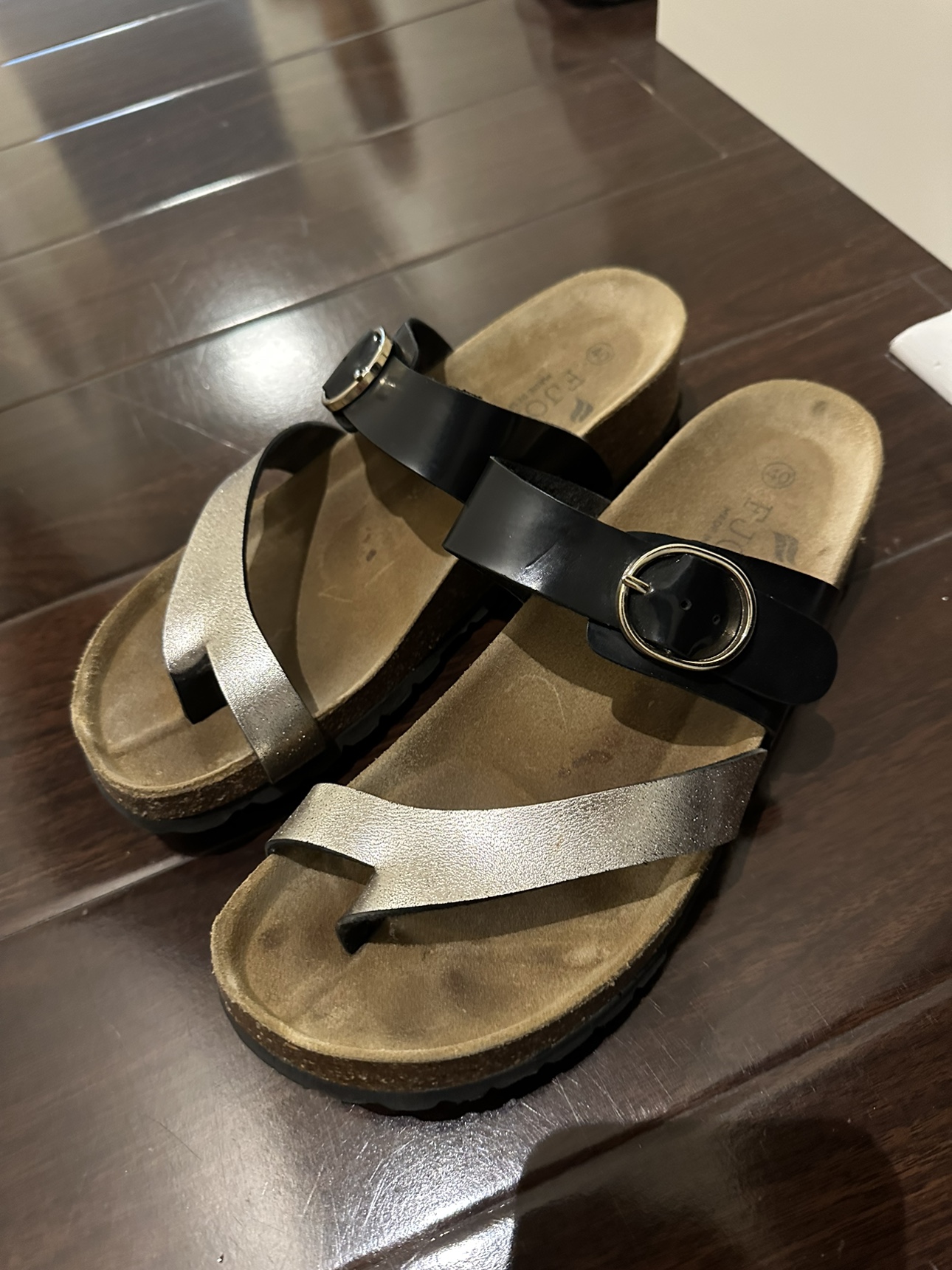Woman’s sandal size 10 image indicator(3)