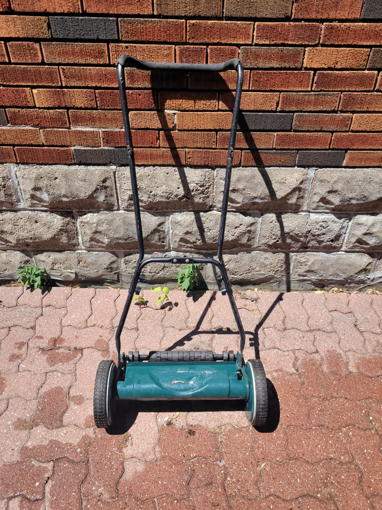 yardworks  manual lawnmower 18 inch blade cuts great.