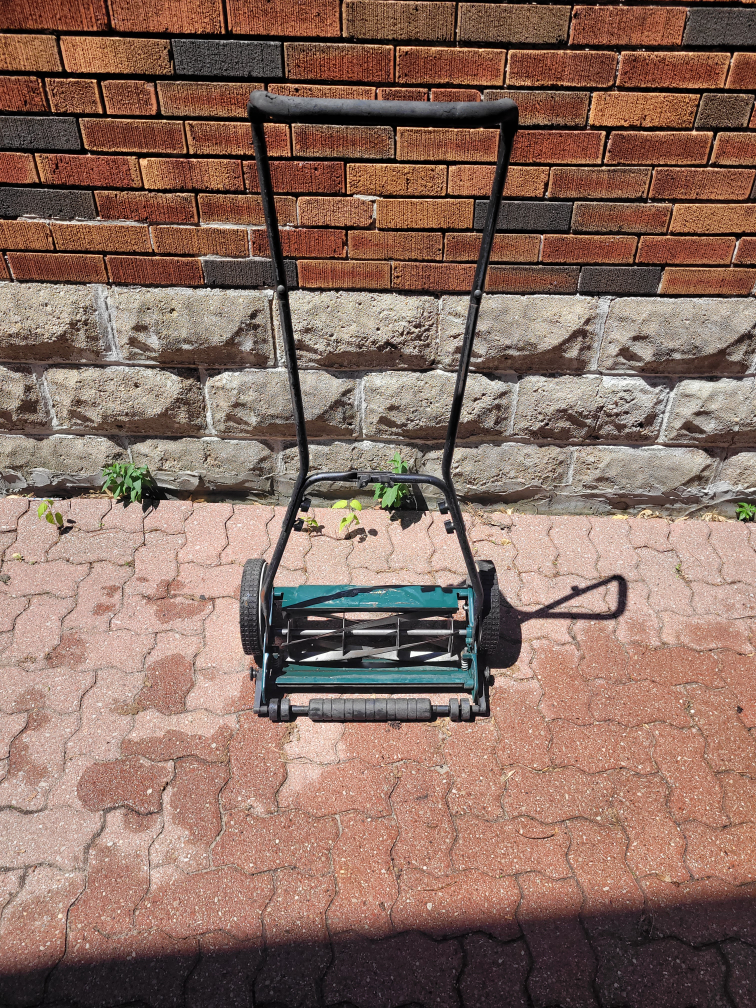 yardworks  manual lawnmower 18 inch blade cuts great. image indicator(2)