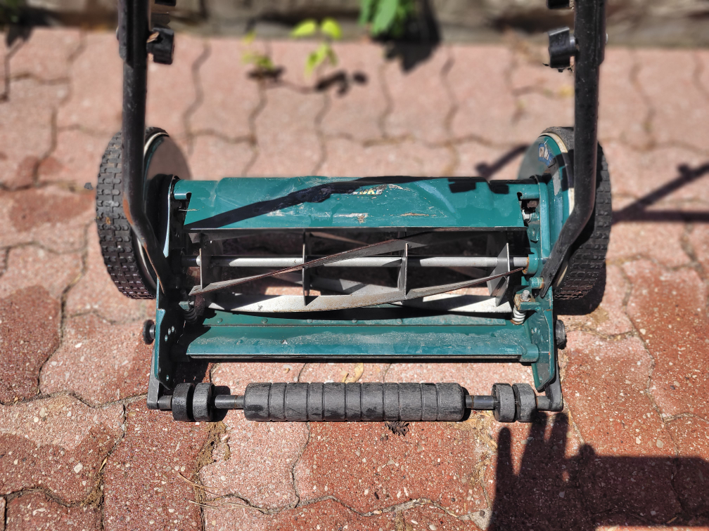 yardworks  manual lawnmower 18 inch blade cuts great. - photo 3