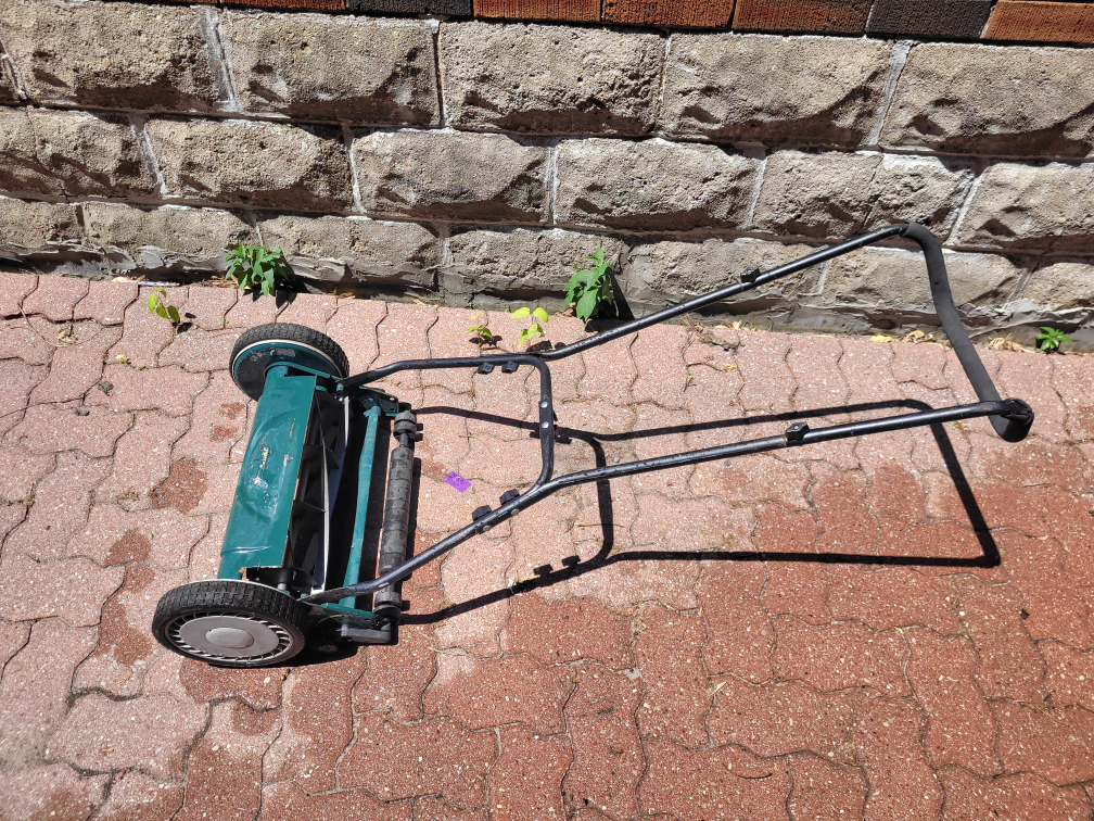 yardworks  manual lawnmower 18 inch blade cuts great. - photo 4