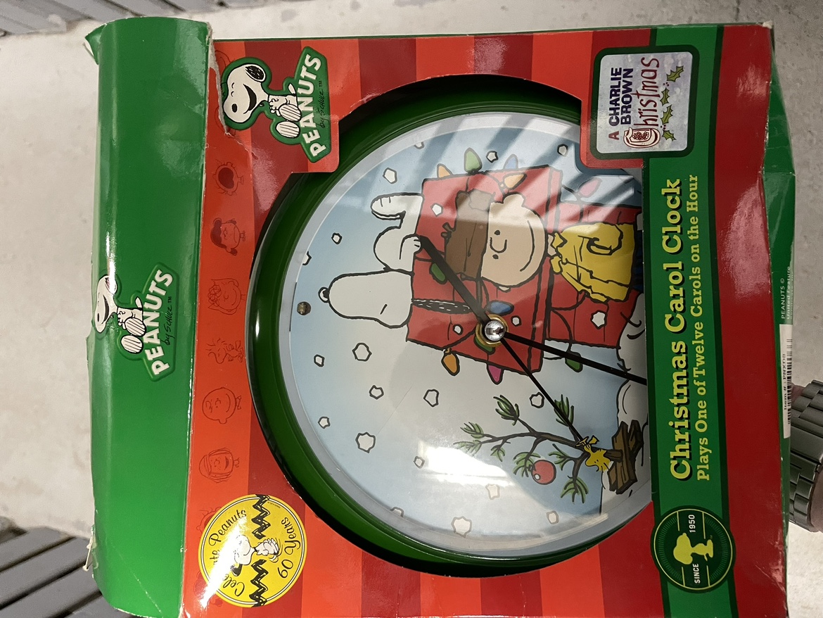 Vintage Peanuts Charlie Brown Christmas Clock image indicator(2)