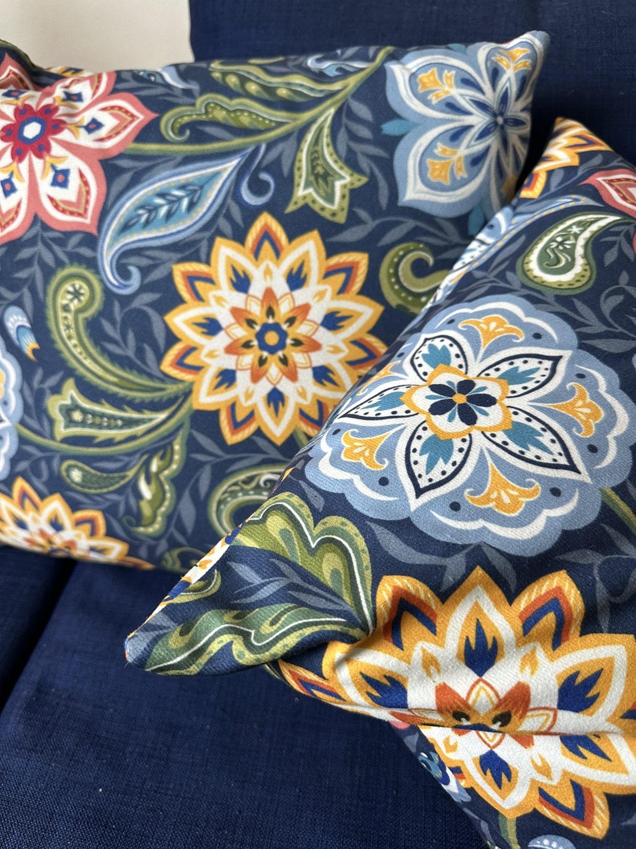Decorative pillows (2)