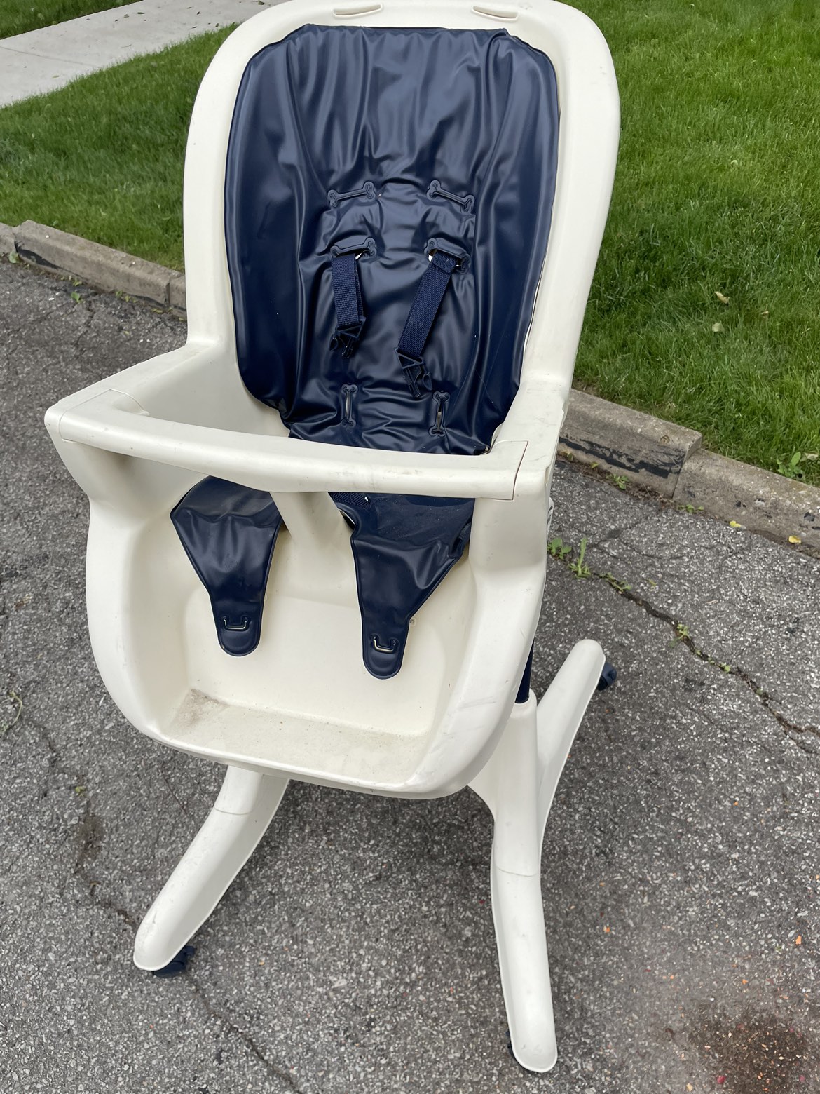Baby chair free. thumbnail