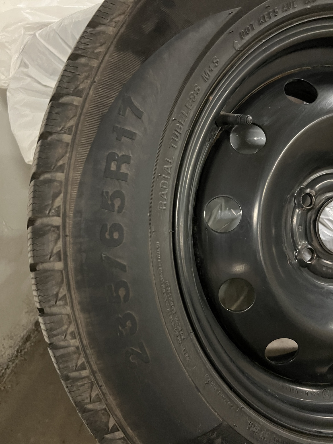 Santa Fe Winter Tires and Rims - 235/65 R 17 image indicator(2)