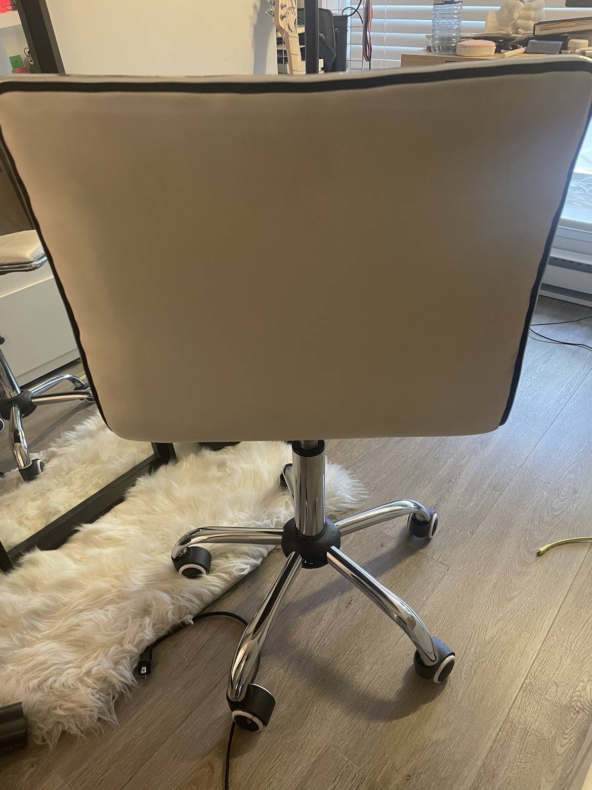 Low Back Leather Swivel Office chair - photo 2