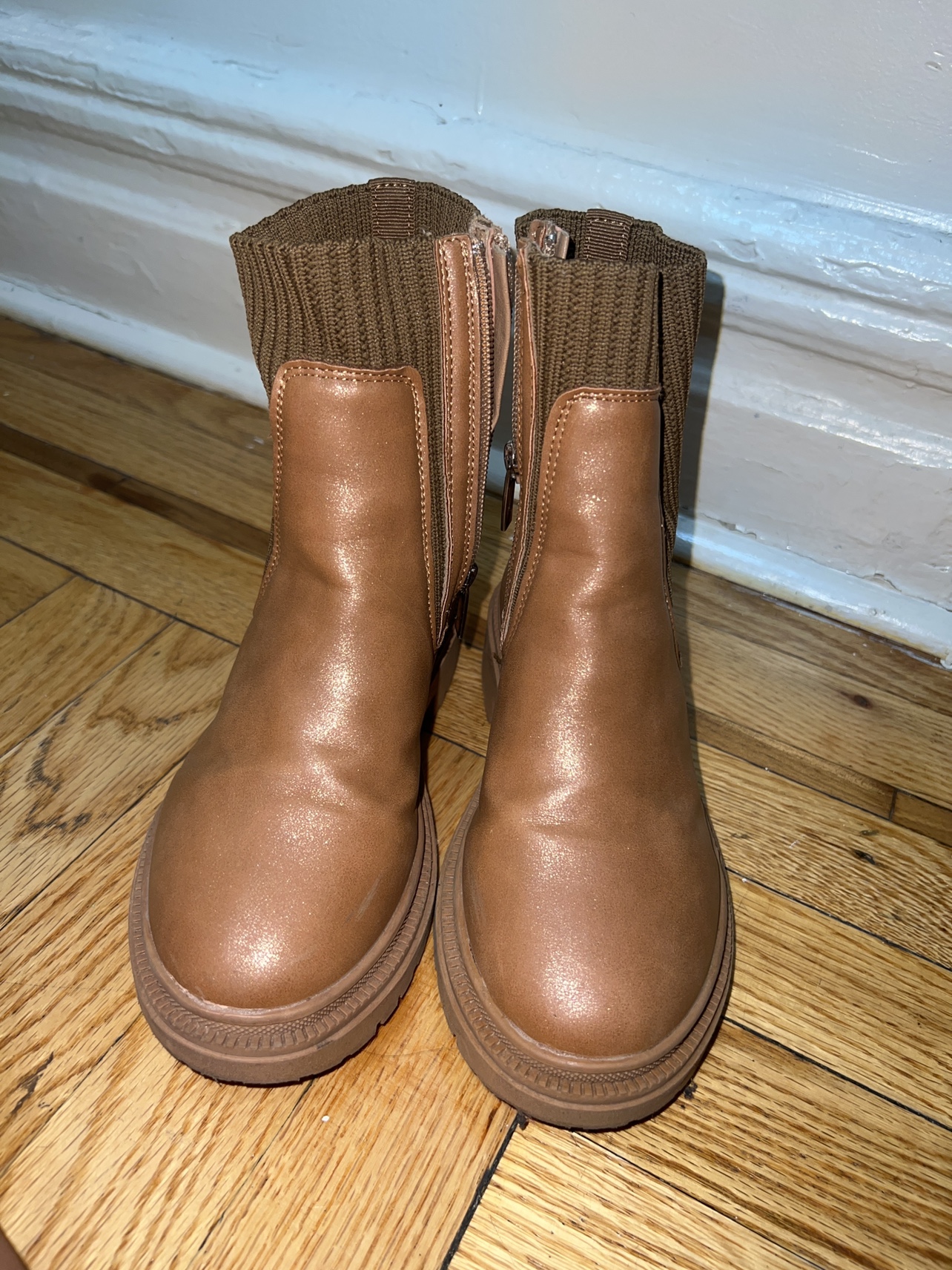 GIRLS CLASSY BOOTS SIZE 2Y
