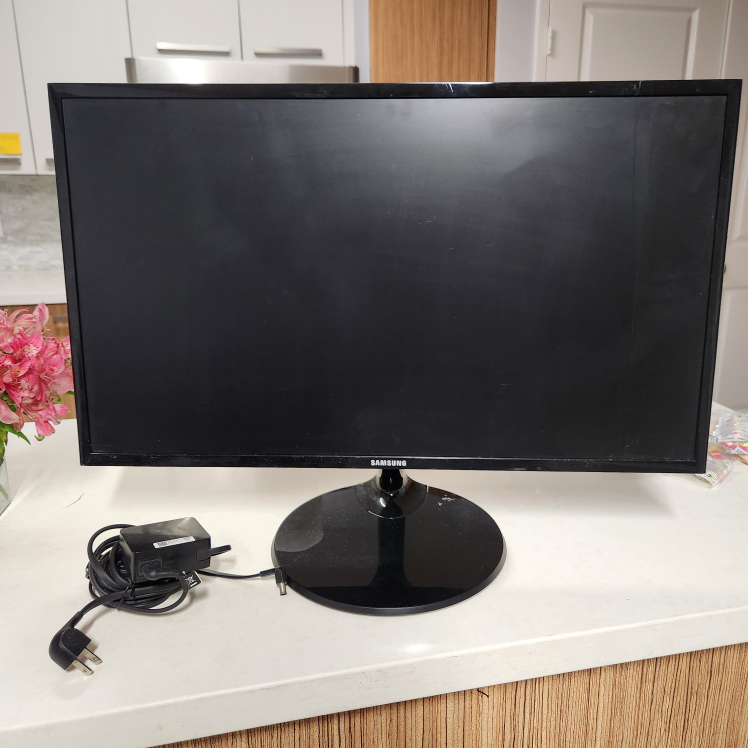 Moving sale!! 27-inch LED Monitor thumbnail