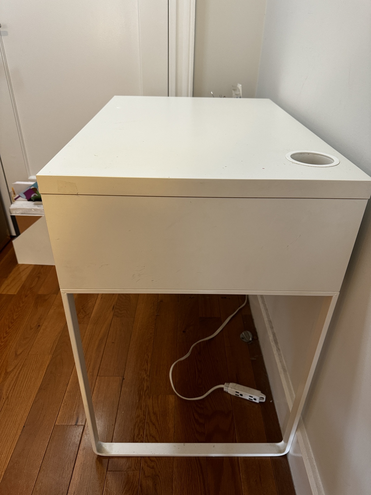 Desk - photo 2