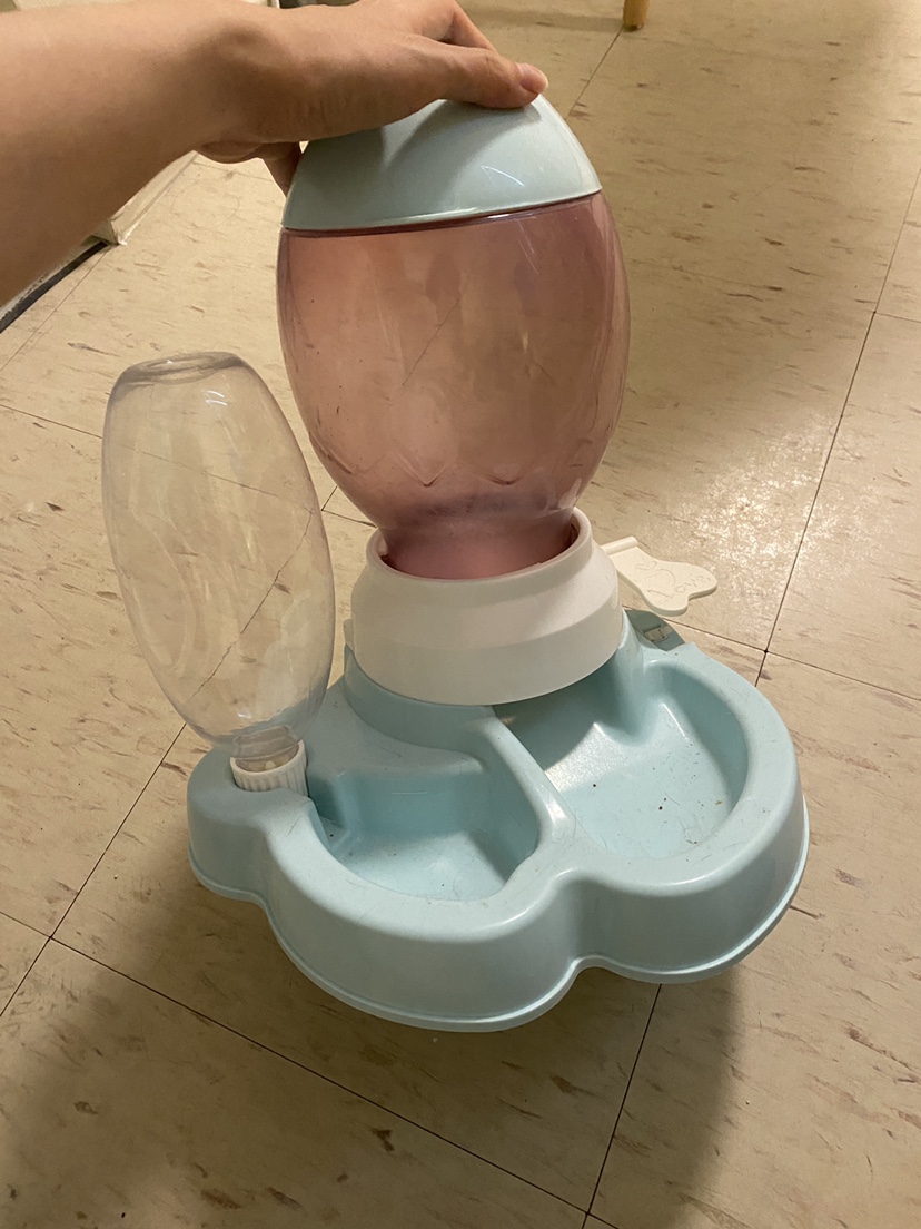 Cat food dispenser