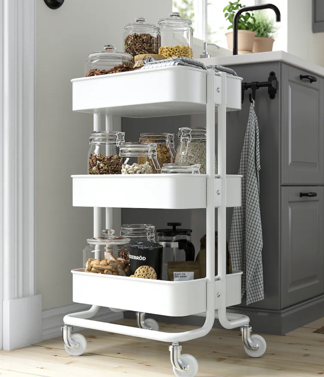 Moving flexible table storage