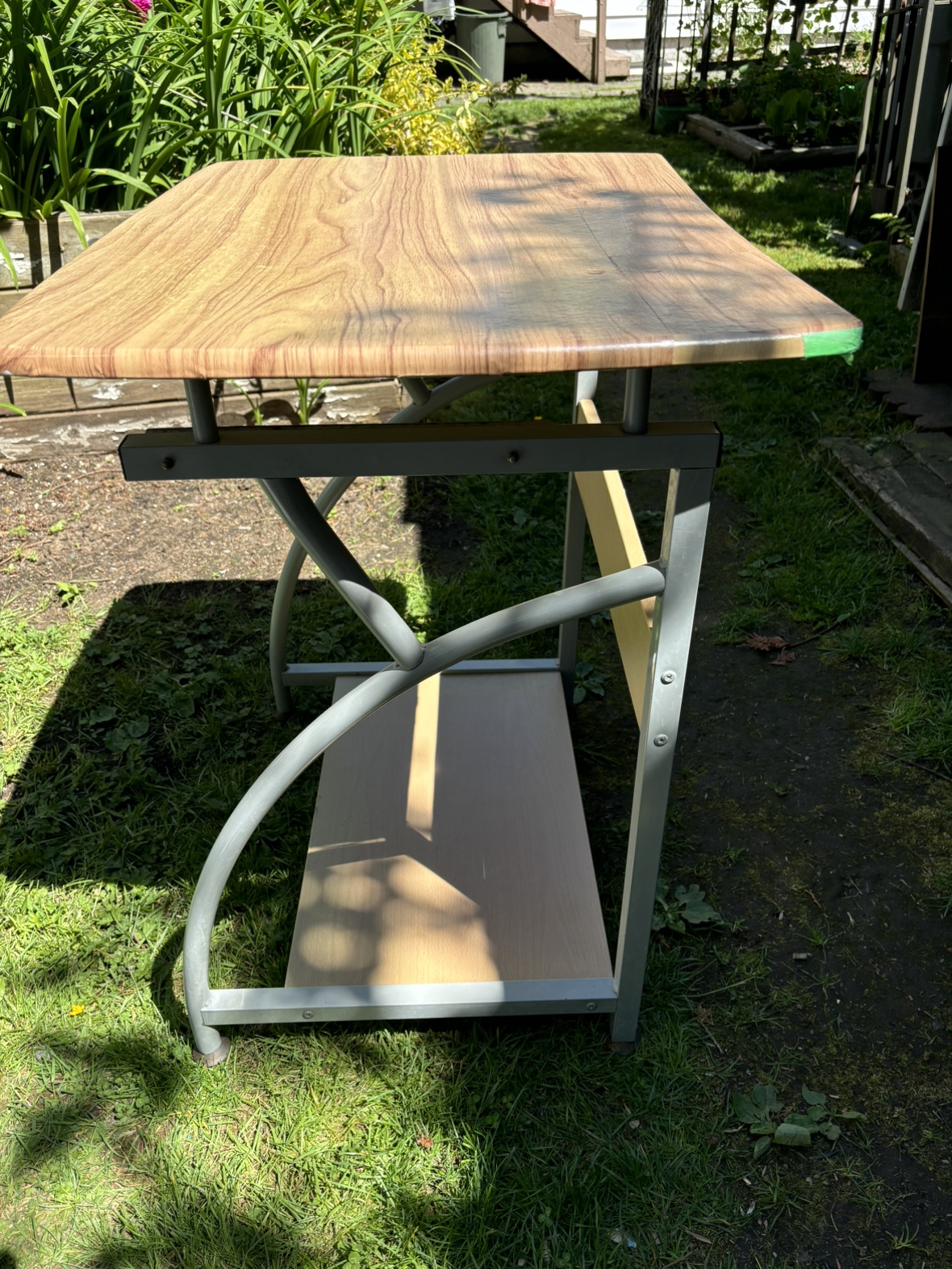 Desk - photo 2