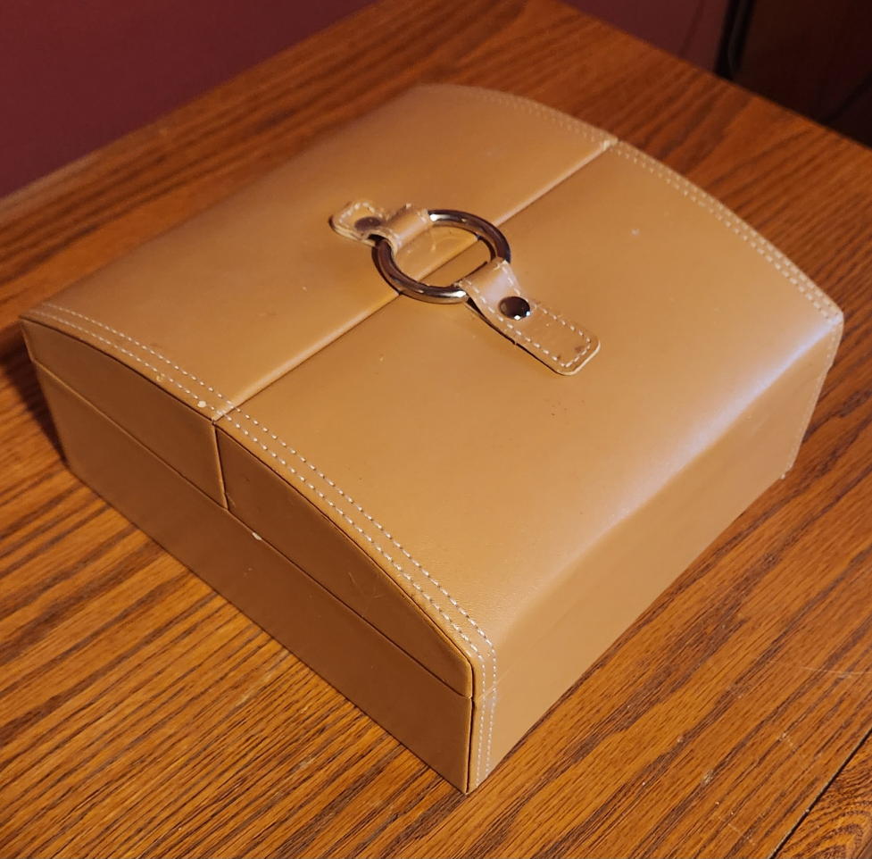 Small beige faux leather jewelery case - photo 2