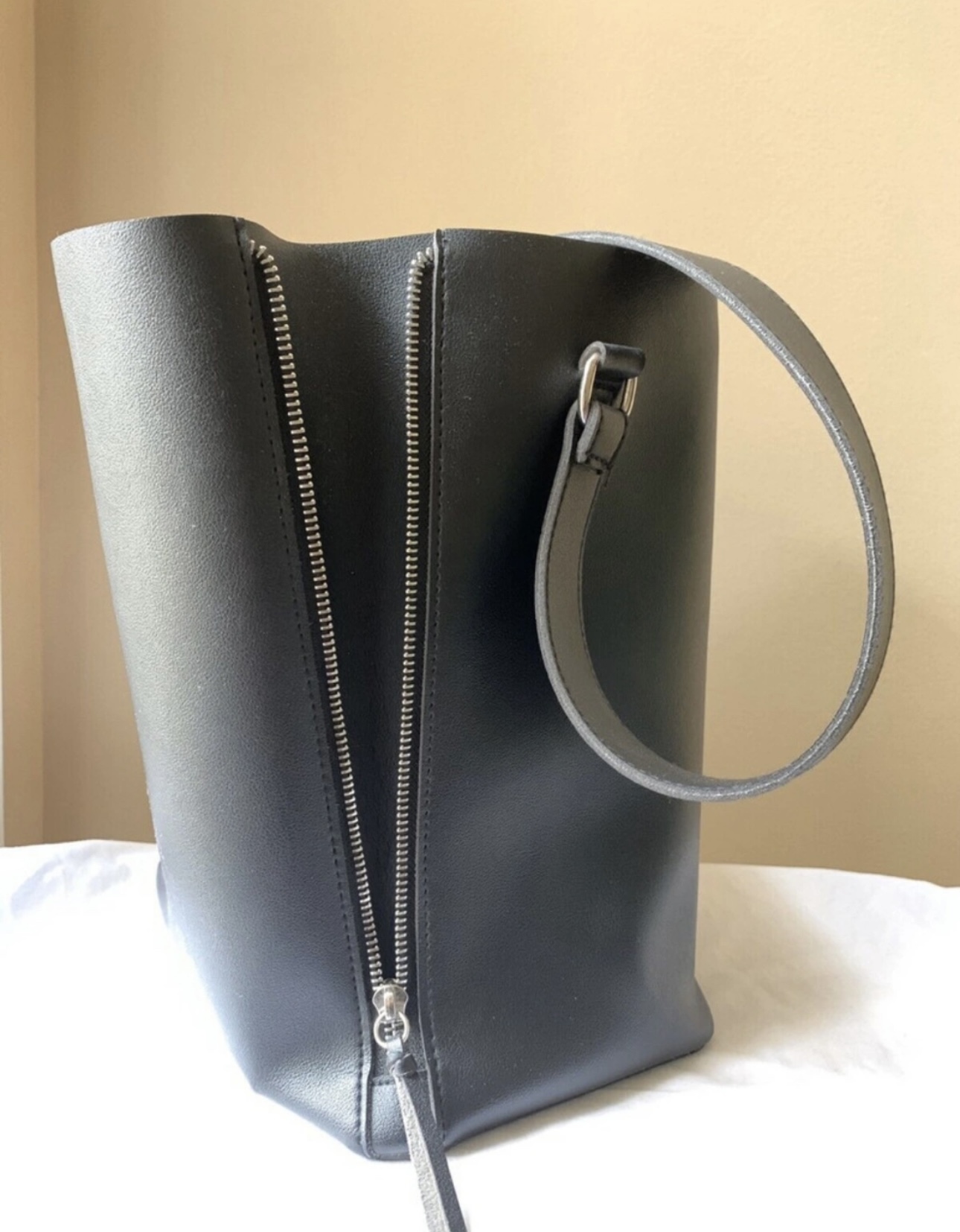 NEW! Bucket Shoulder Bag image indicator(3)