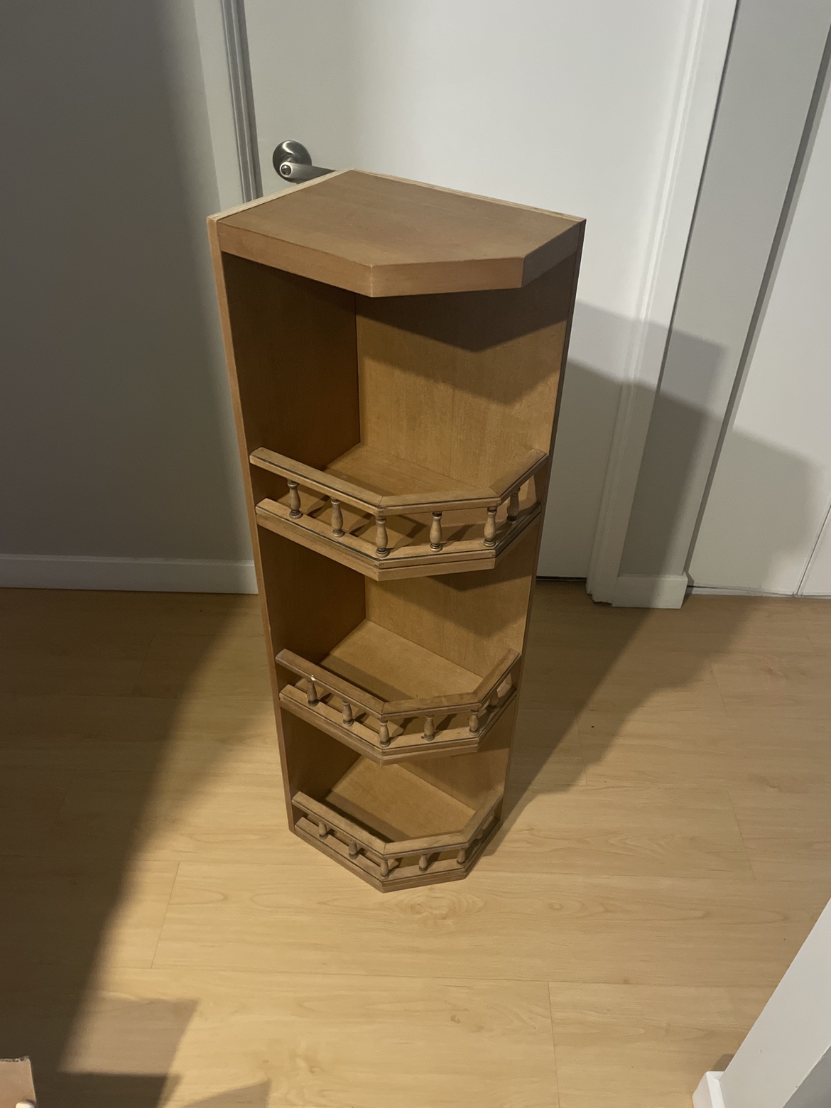 Corner shelf