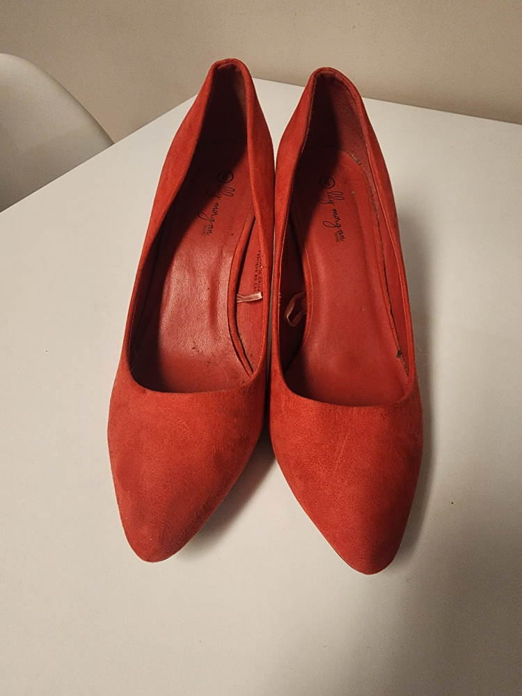 red pumps image indicator(3)