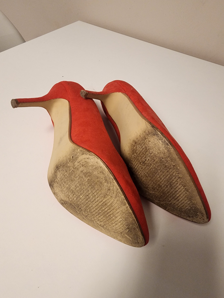 red pumps image indicator(4)