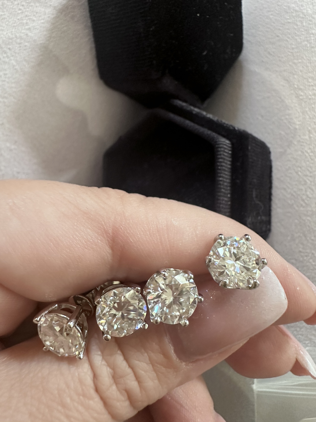 Moissanite earrings 2carats each earring image indicator(3)