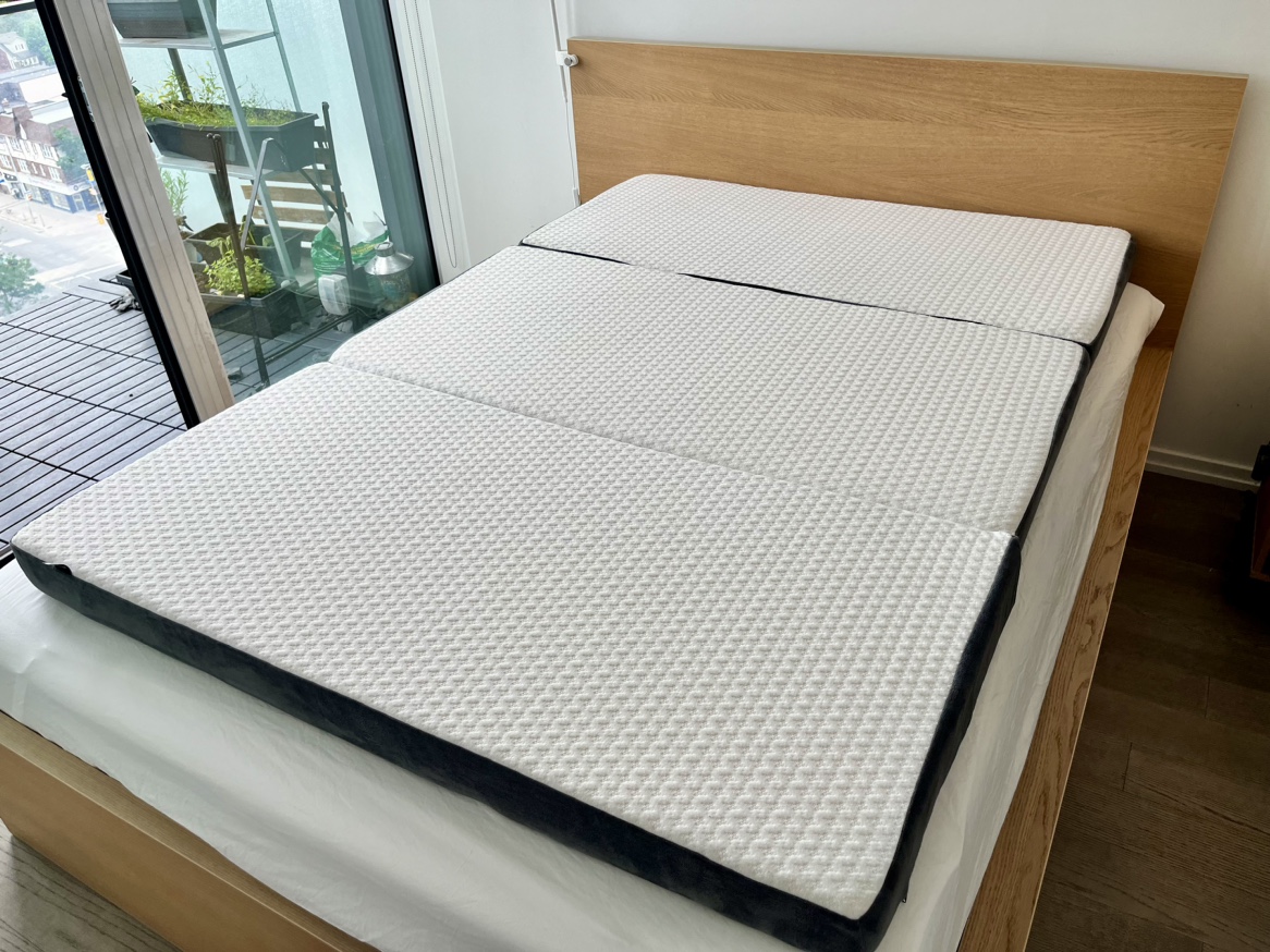 Foldable foam mattress with removable cover and non slip bottom - photo 2