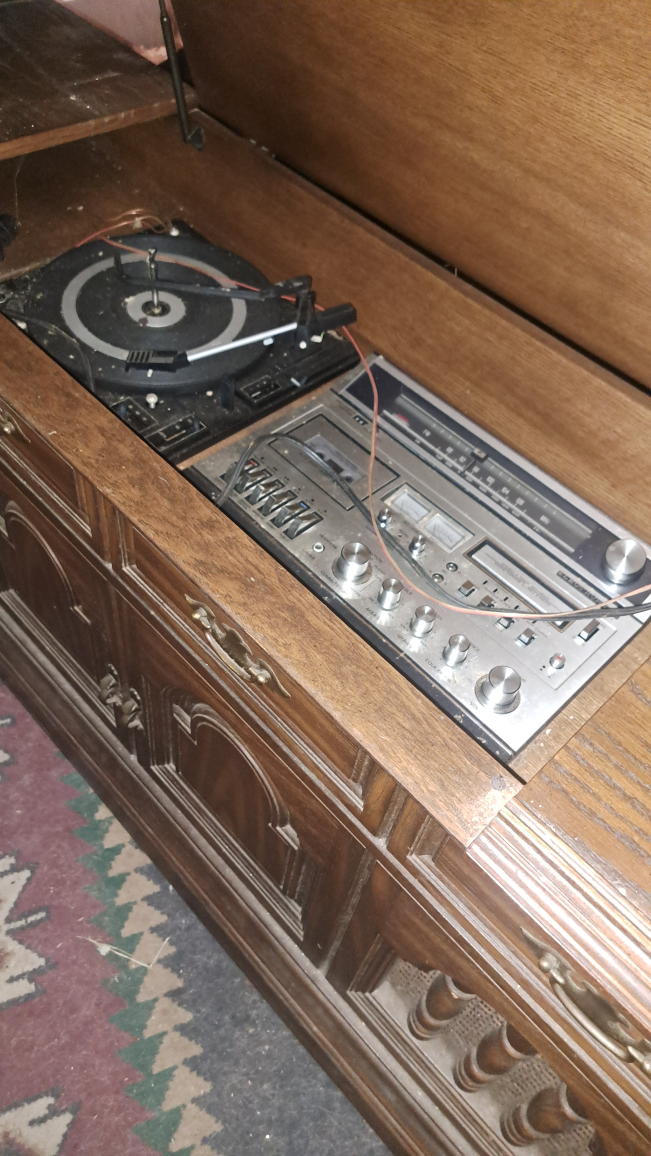 Retro ole'skool hi-fi.