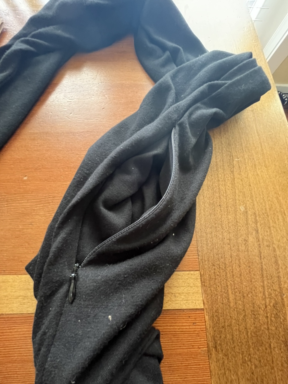 Scarf with hidden pocket image indicator(2)