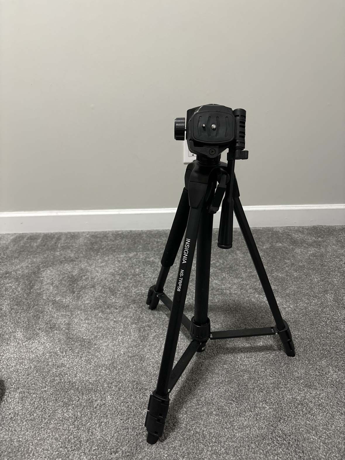 Insignia NS-TRP58 Tripod - photo 3